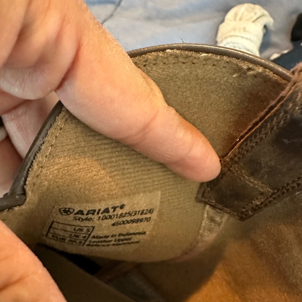 Ariat boys size 5 boots good condition